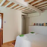 Buon Vento, L'albero Sbandieratore Cozy In Italy * Gubbio