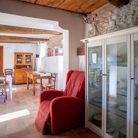 Buon Vento, L'albero Sbandieratore Cozy In Italy Gubbio