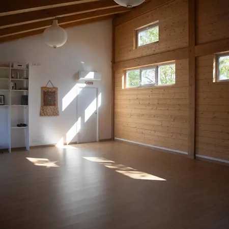 Buon Vento, L'albero Sbandieratore Cozy In Italy * Gubbio