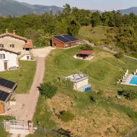 Buon Vento, L'albero Sbandieratore Cozy In Italy * Gubbio